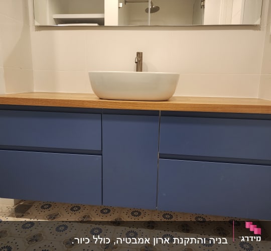 ארון אמבטיה כחול עם כיור לבן